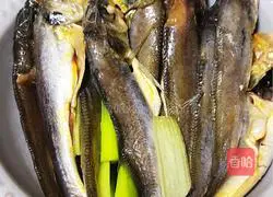 Illustration of how to make fried small yellow croaker 1