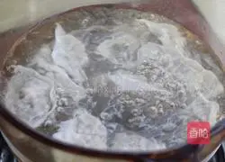 Illustration of how to make handmade fresh meat wontons 11