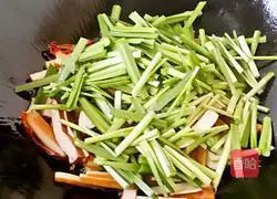 Illustration of how to make stir-fried dried beans with leeks 9