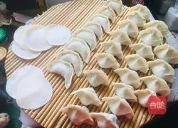 Illustration of how to make spring leek and egg dumplings 8