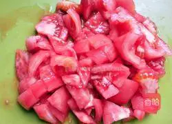 Illustration of how to make tomato sauce, luffa and mushroom soup 5