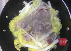 Illustration of how to make baby cabbage and meat slices soup 7