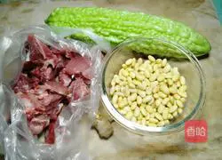 Illustration of how to make dragon bone, bitter melon and soybean soup 1