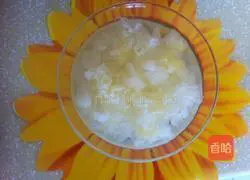 Illustration of how to make rock sugar, white fungus and pear soup 2