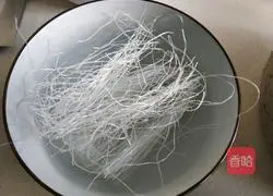 Illustration of how to make spinach meatball and vermicelli soup 2