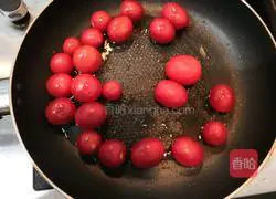 Illustration of how to make fried noodles with small tomatoes 8