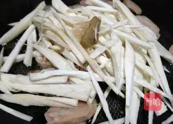 Illustration of how to make stir-fried pork sausage with king oyster mushroom 2