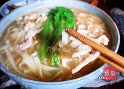 Illustration of how to make vegetables and shredded pork noodles 15