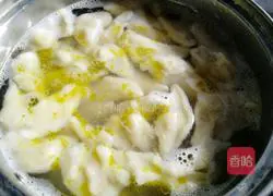 Illustration of how to make sour soup scissor noodles 7