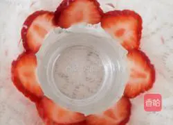Illustration of how to make strawberry milkshake 4