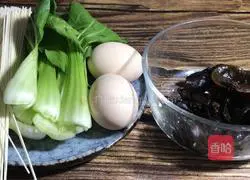 Illustration of how to make black fungus and egg noodle soup 1