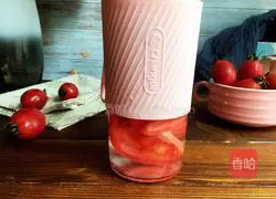 Illustration of how to make tomato juice for detoxification and beauty 5