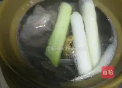 Illustration of how to make white radish, mushroom and fan bone soup 3