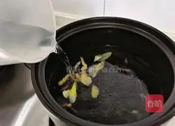 Illustration of how to make smooth meat and winter melon soup 4