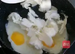 Illustration of how to make hot noodles with meatballs and eggs 3