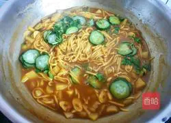 Illustration of how to make curry potato and egg noodles 8