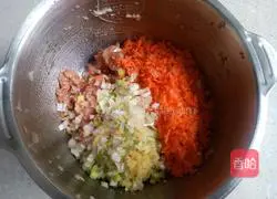 Illustration of how to make carrot and fresh meat wontons 4