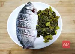 Illustration of how to make sauerkraut and crucian carp soup 1