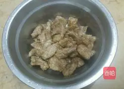 Shredded pork with sauerkraut Illustration of making noodles 3