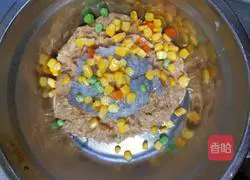 Illustration of how to make low-fat, low-calorie, high-protein shrimp, chicken breast, oatmeal and vegetable cakes 2