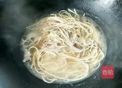 Illustration of how to make shredded pork noodles 6