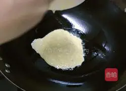 Illustration of how to make banana egg pancake 8