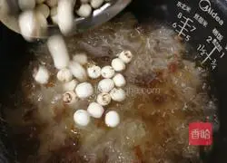 Illustration of how to make peach gum, tremella and lotus seed soup 9