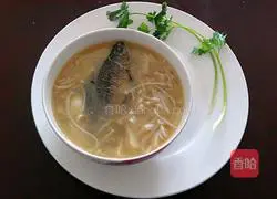 Illustration of cooking crucian carp with enoki mushrooms 8