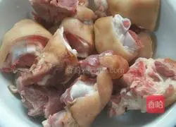 Illustration of how to make pig's feet and soybean soup 2