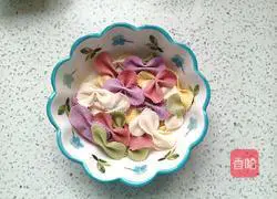Illustration of how to make butterfly noodles in clear soup (baby version) 1