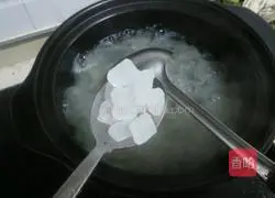 Illustration of how to make red dates, wolfberry and white fungus soup 5