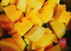 Sea Coconut Chestnut Illustration of how to make coconut milk and papaya seed chicken soup 6