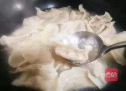 Illustration of how to cook frozen dumplings without sticking to the pan 4