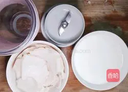 Illustration of how to beat green coconut into milk 3