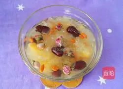 Illustration of making red dates, white fungus and rose tea 9