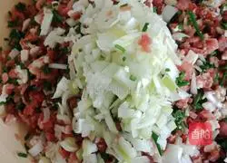 Illustration of how to make mutton, sand and green onion dumplings 4