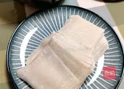 Illustration of how to make Cantonese wontons 1