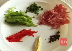 Illustration of how to make green pepper and shredded pork noodles 1