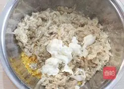 Illustration of how to make salted egg yolk and meat floss green dumplings 5