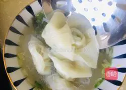 Illustration of how to make chicken vermicelli wontons 9