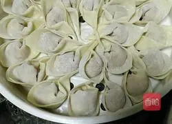 Illustration of how to make white radish, mushroom, fan and bone soup 3