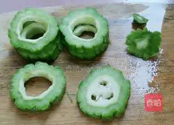 Bitter melon, soybean and pork ribs soup recipe 4