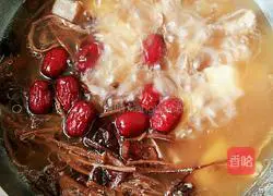 Illustration of tea tree mushroom and yam dragon bone soup 3