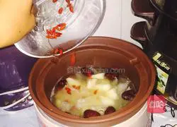 Illustration of how to make Tremella, Snow Pear and Lotus Seed Soup 14