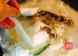 Illustration of how to make fish white jade soup 7
