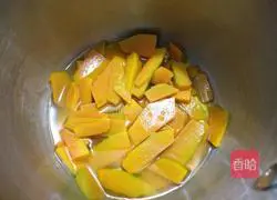 Fried pumpkin rolls with salt, pepper and black sesame seeds Illustration of how to do it 1