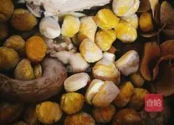 Undersea coconut chestnut coconut Illustration of how to make milk, papaya and chicken soup 5