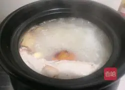 Illustration of how to make chicken soup with cuttlefish and lotus seeds 12