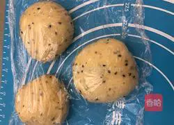 Illustration of how to make sesame and raisin toast 4