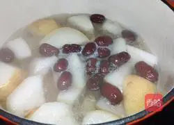 Illustration of how to make water chestnut, snow pear and red date soup 11